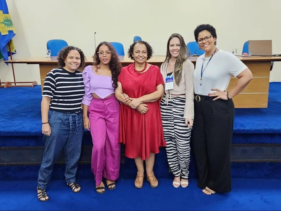 Da esquerda para direita: Tainah, Elen (bolsista do projeto), Martir (Secretária Executiva da Igualdade Racial do Ceará), Adriana e Natália.